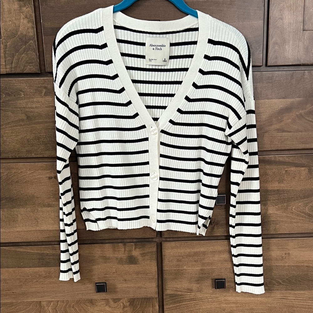 Abercrombie & Fitch White and Black Cropped Striped Sweater